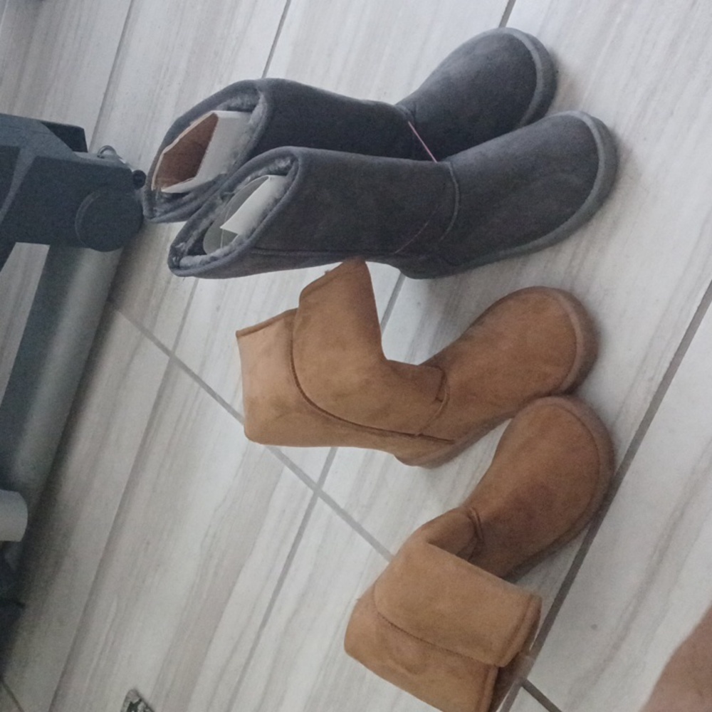 Kids boots. Size 5 1/2. Colors : tan , and gray.